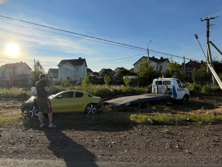 В Магнитогорске автомобиль снёс опоры ЛЭП