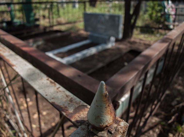 На кладбище Магнитогорска заметили девушку, танцующую полуобнаженной около могилы