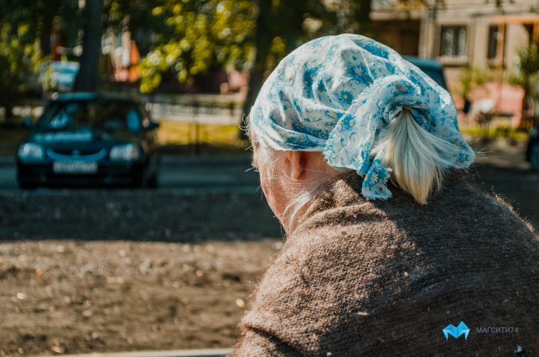 В Магнитогорске пенсионерка забыла на остановке свою сумку, и её украли