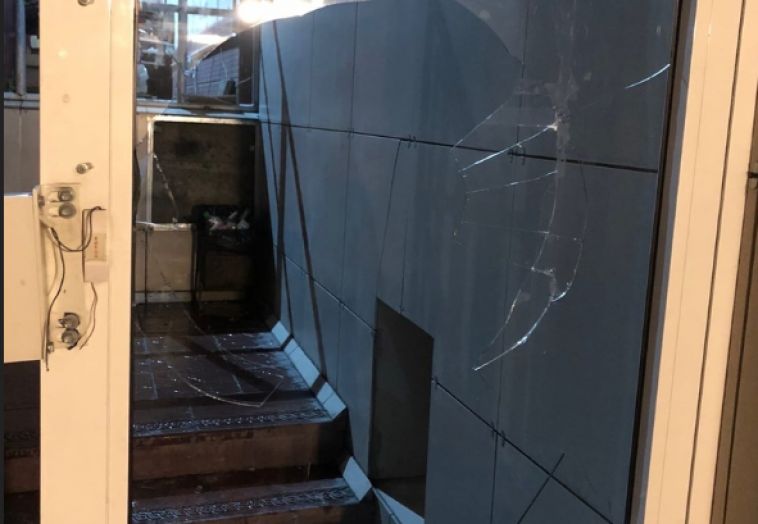 Тревога магнитогорск. Разбить стекло. Челябинск арестовали. Оно разбитое стекло. Дверь в компьютерном клубе.