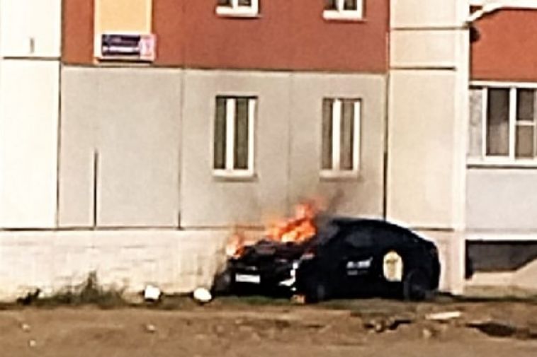 Еще один взрыв! В Челябинске под окнами многоэтажки взорвалось авто