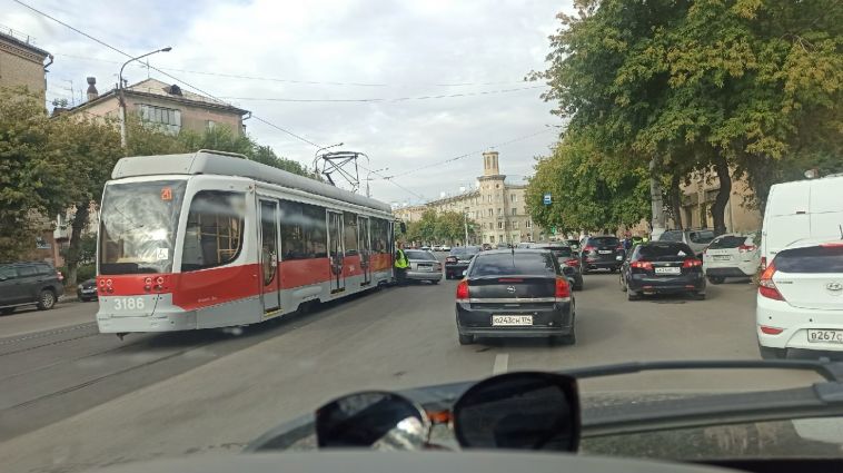 Стоят уже 10 трамваев. ДТП стало причиной остановки движения в Магнитогорске