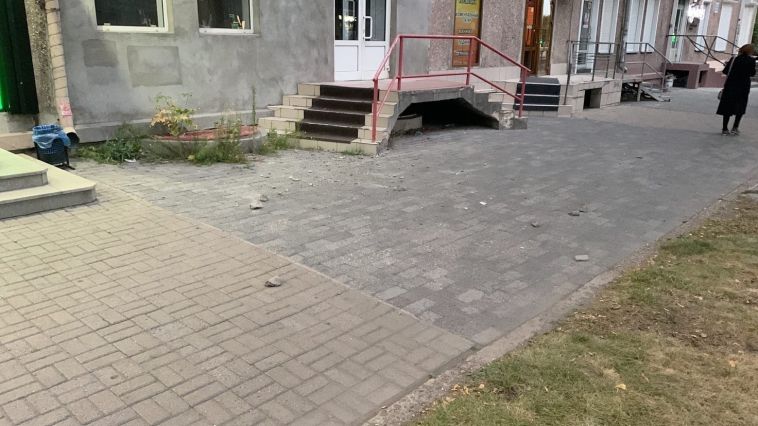 Куски балкона обрушились на пешеходную зону в Магнитогорске
