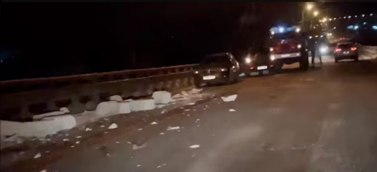 Газоблоки по всей дороге. На южноуральской трассе произошло ДТП с грузовиком