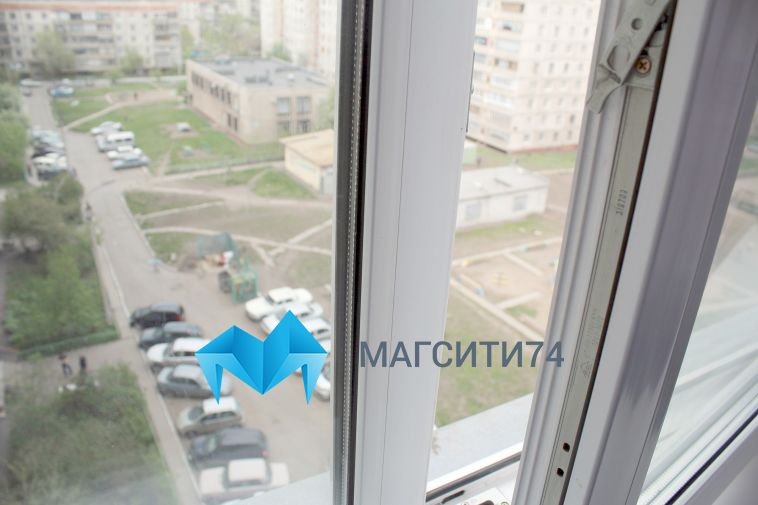 В Челябинской области дети выпали из окна многоэтажки