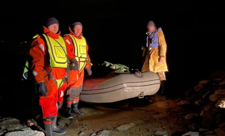 Пробило лодку. В Челябинской области спасатели выручили рыбака, севшего на мель