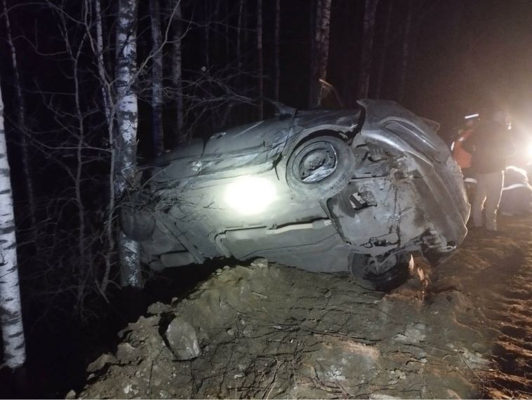 Опрокинулся автомобиль. В Челябинской области на трассе М-5 произошло ДТП