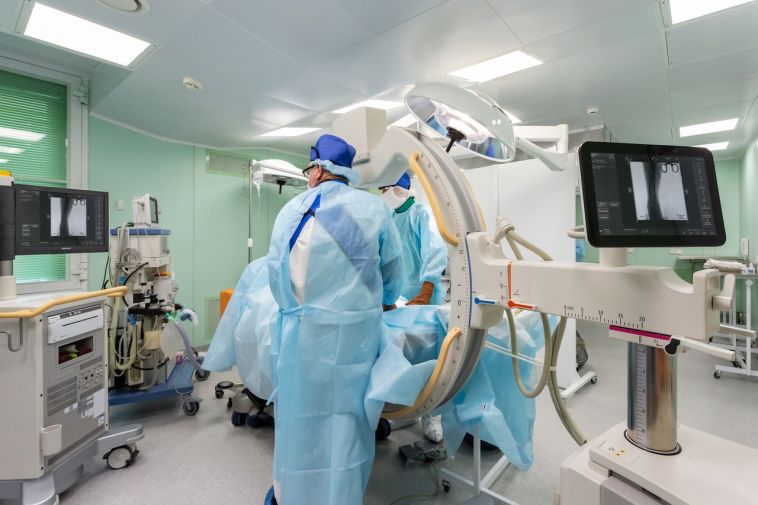 На руку упал мангал. Челябинские травматологи спасли практически отрубленные пальцы ребенка