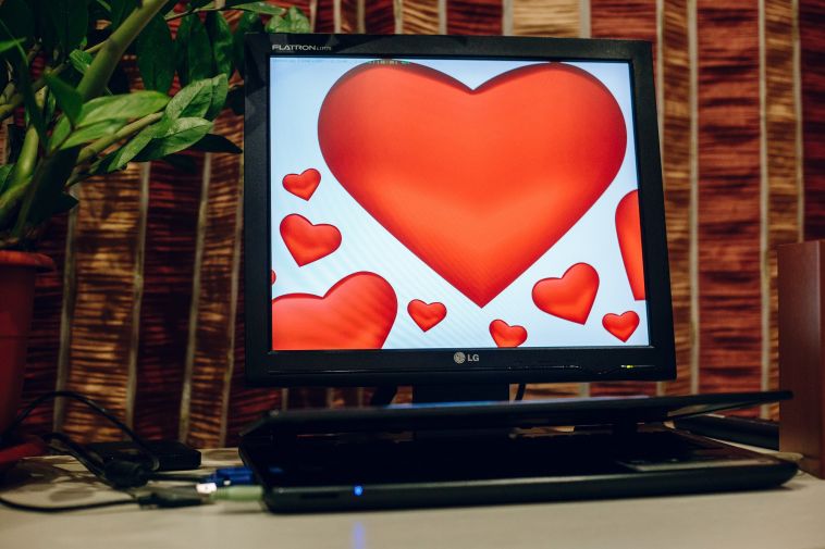 Вымогательница угрожала магнитогорцу распространением интимных фото и видео