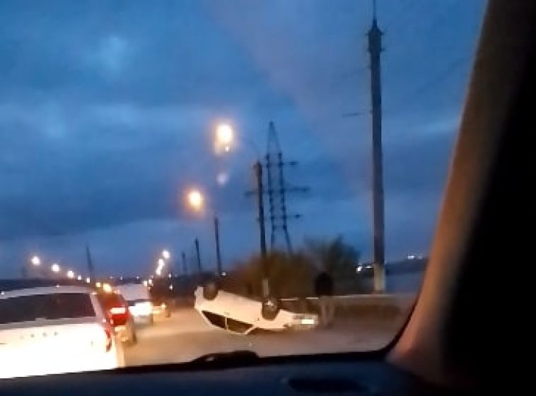 В ГИБДД прокомментировали аварию с перевернувшимся автомобилем на мосту в Магнитогорске