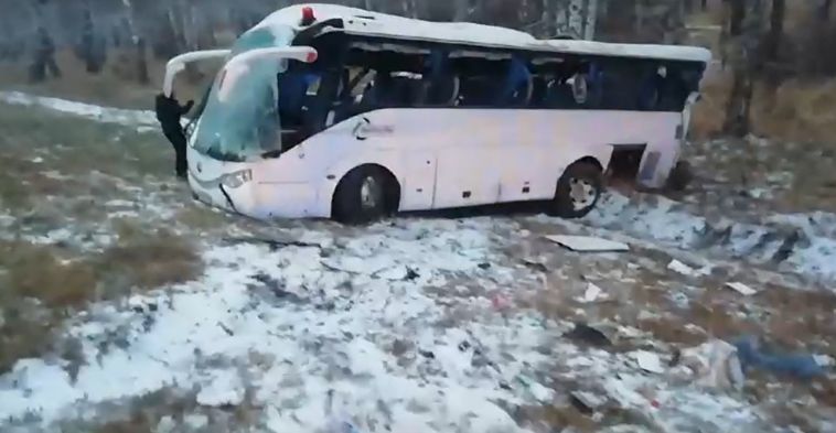 На Южноуральской трассе опрокинулся автобус
