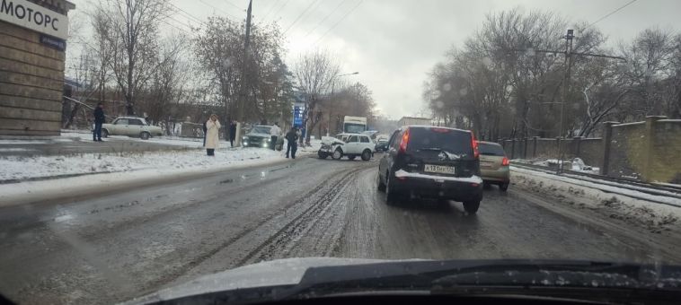 Очередное ДТП: в Магнитогорске «Нива» столкнулась с фурой