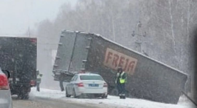 Из-за снегопадов в Челябинской области на трассе М5 фуру вынесло на обочину