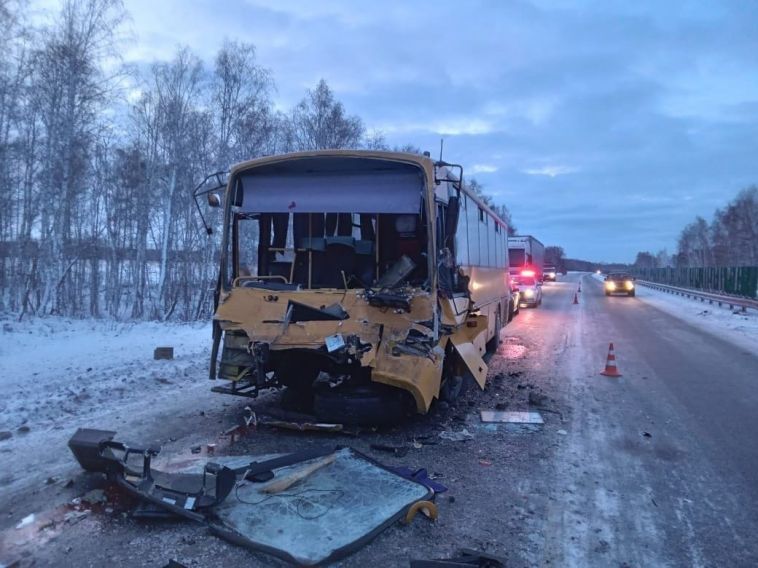 На трассе в Челябинской области произошло смертельное ДТП: столкнулись фура и автобус