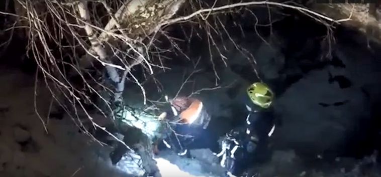 В Челябинской области спасатели вызволили туристов, застрявших в пещере