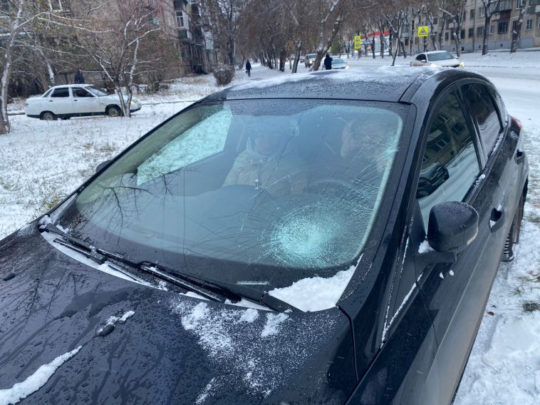 В Магнитогорске мать с годовалым ребёнком на руках решила перейти дорогу в неположенном месте