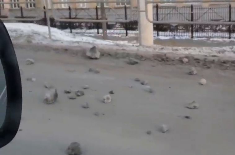 «Невозможно спать»: магнитогорцы пожаловались на шум и мусор от большегрузов