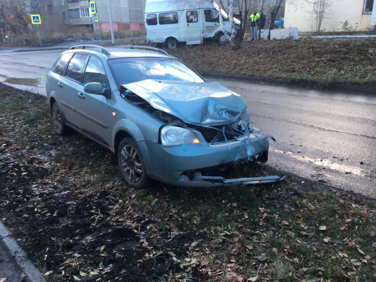 В Магнитогорске водитель маршрутки столкнулся с иномаркой и снес дорожный знак