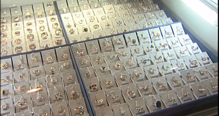 Южноуралец украл из ювелирного салона золотое кольцо