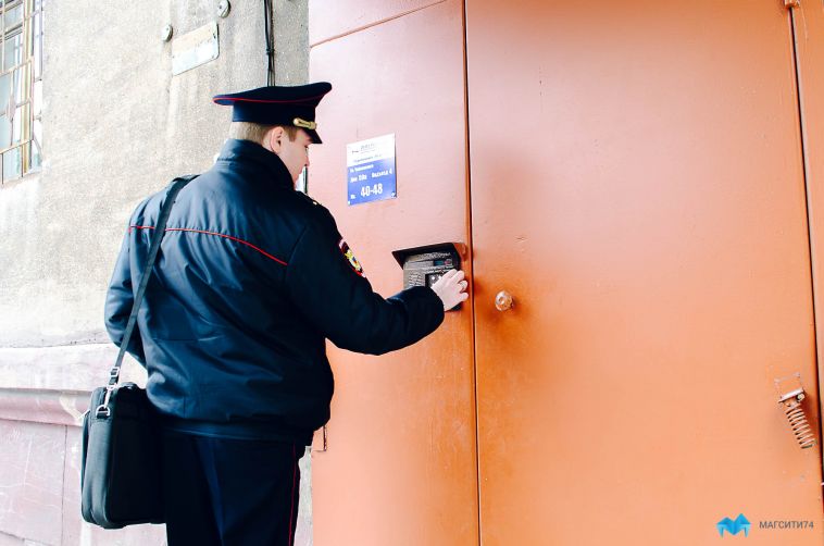 На Южном Урале стражи порядка ворвались в квартиру, где находилось тело мужчины