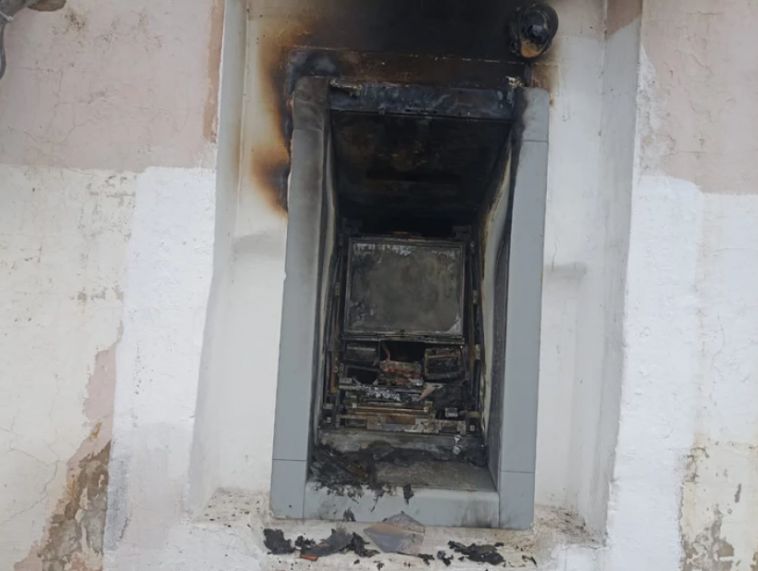 На Южном Урале мужчина захотел проверить, откроется банкомат или нет и спалил его