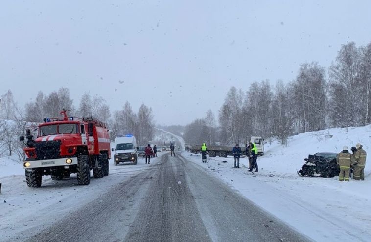 Не справилась с управлением. На южноуральской трассе женщина погибла в ДТП с грузовиком