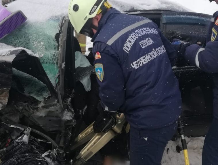 Южноуральские спасатели показали, как вызволяли участников смертельного ДТП