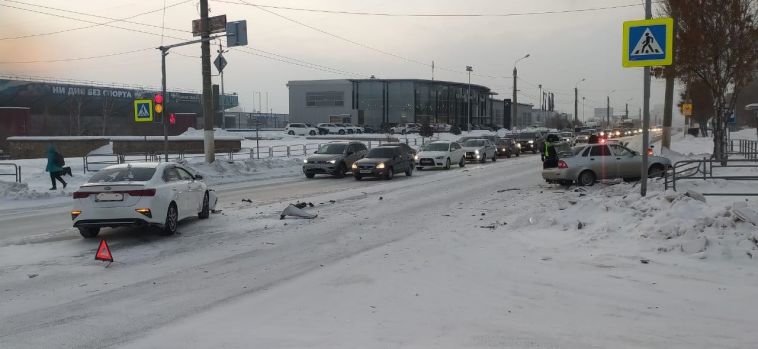 В Магнитогорске автоледи при повороте на светофоре попала в ДТП