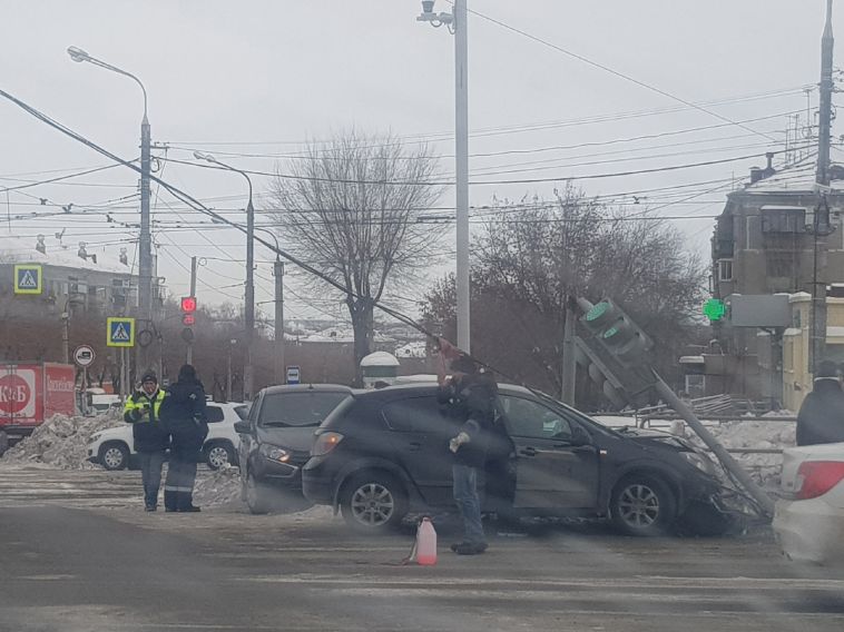 В Магнитогорске на перекрёстке улиц Грязнова и Советской снесли несколько светофоров