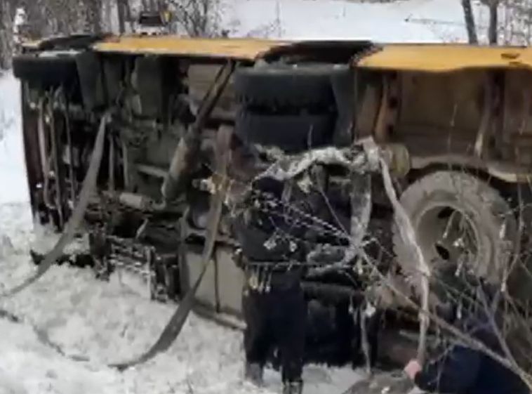 В Челябинской области на трассе перевернулся школьный автобус