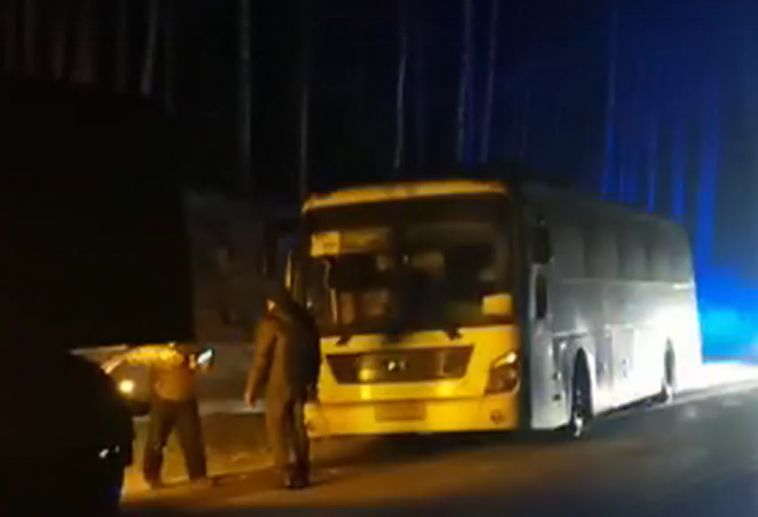 Заглох на трассе. Южноуральские инспекторы ГИБДД помогли пассажирам рейсового автобуса