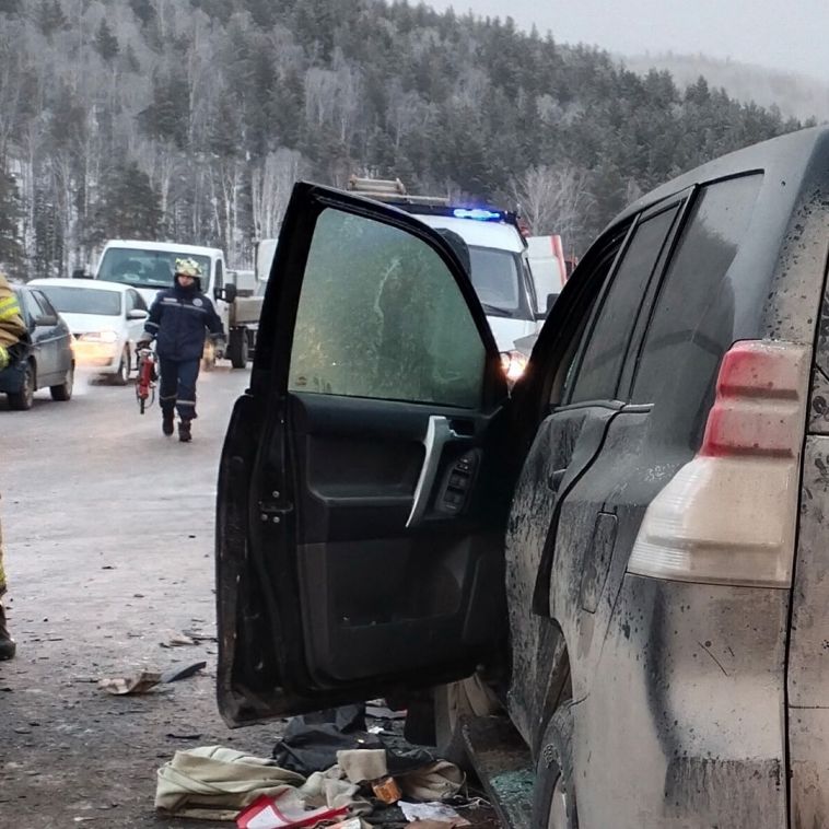 Спасатели помогли вытащить мужчину, зажатого в салоне автомобиля после ДТП