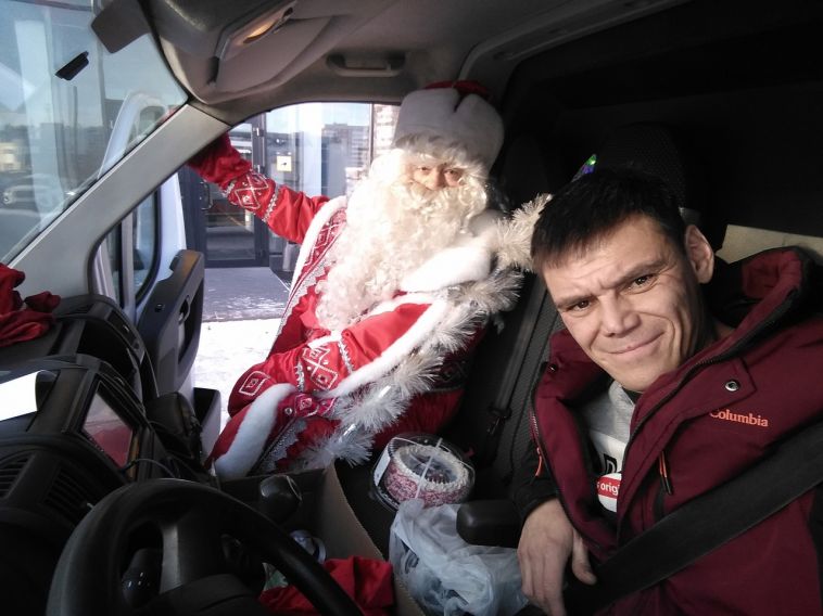 Дарит добро детям и взрослым: магнитогорец в образе Деда Мороза бесплатно раздает подарки