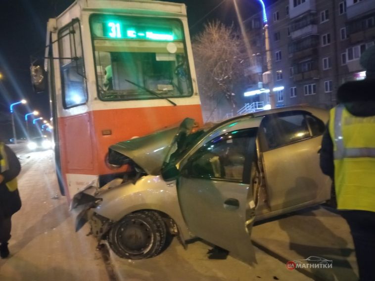 В Магнитогорске автоледи оказалась в реанимации после ДТП с трамваем