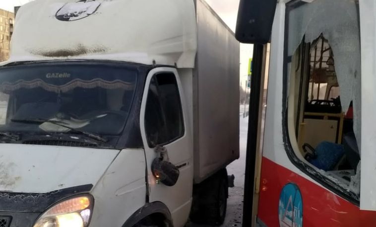В Магнитогорске «Газель» въехала в трамвай