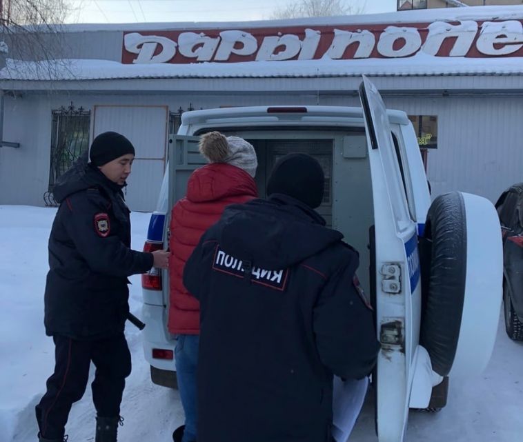 Натравливала собаку на окружающих. В Магнитогорске полицейские задержали неадекватную женщину