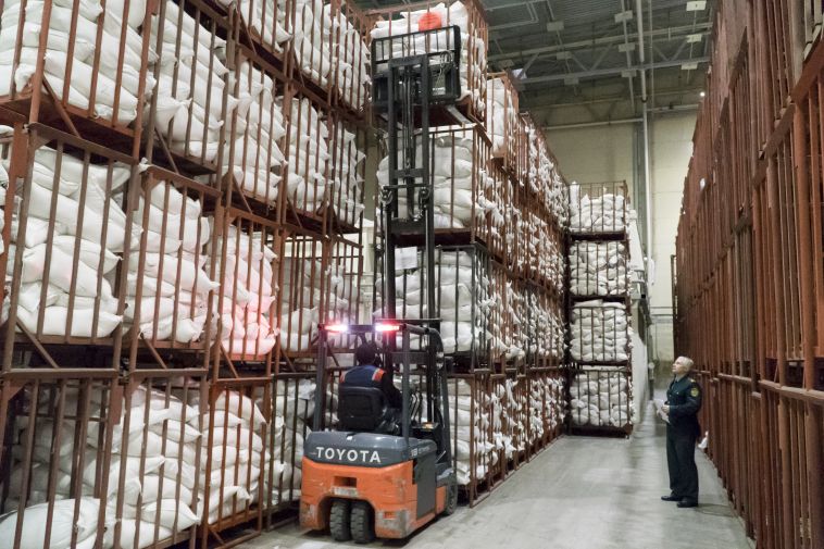 Южноуральские таможенники отправили 40 тонн сахара социальным центрам