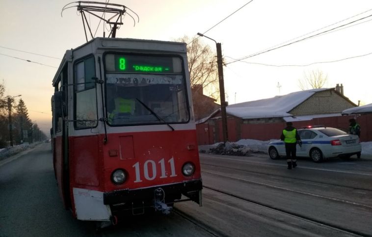 В Магнитогорске трамвай столкнулся с автомобилем, что вызвало задержку в работе электротранспорта