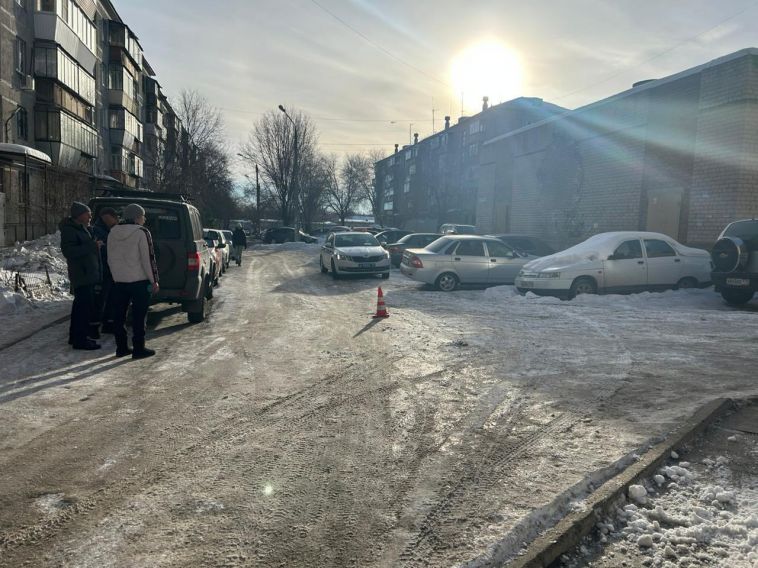 В Магнитогорске неизвестный водитель сбил пенсионерку, передвигаясь внутри двора задним ходом