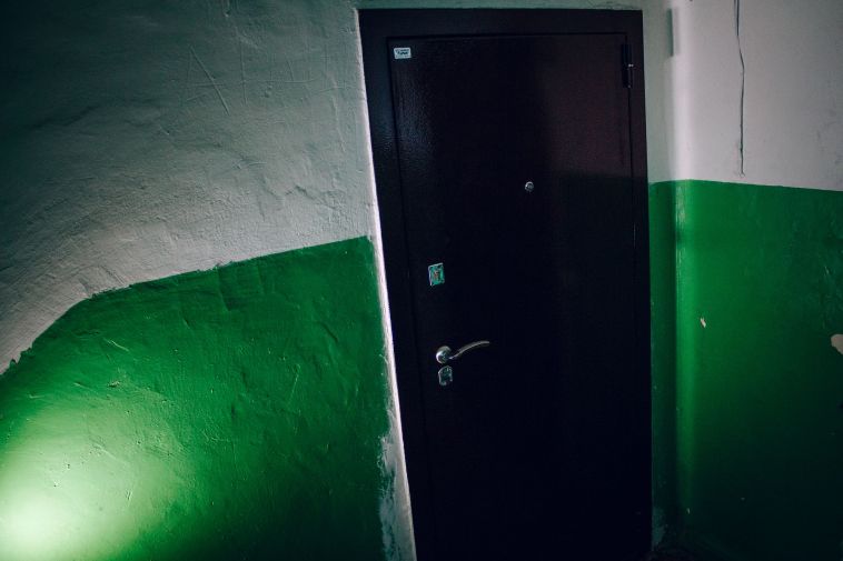 Откроют любые двери: спасатели помогли южноуральцам попасть домой