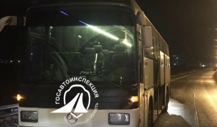 На южноуральской трассе сотрудники Госавтоинспекции помогли пассажирам сломавшегося автобуса