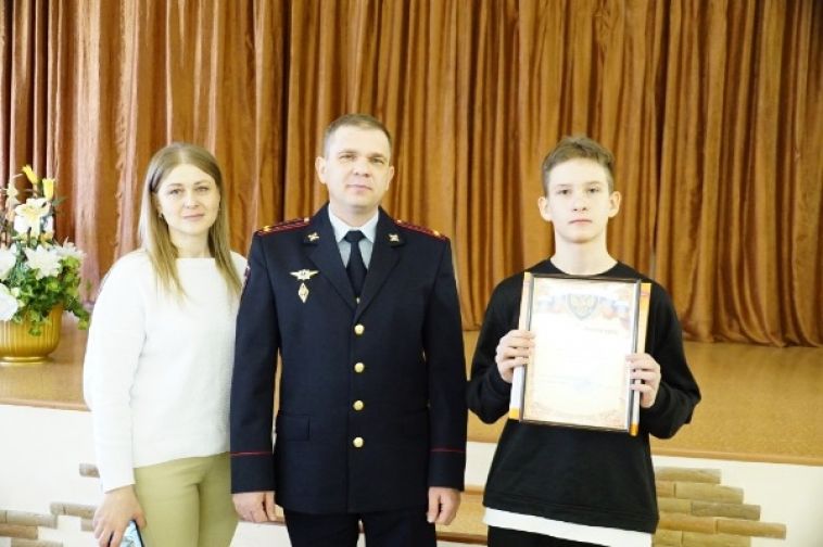 Магнитогорский шестиклассник нашёл телефон на улице и отнёс его в полицию
