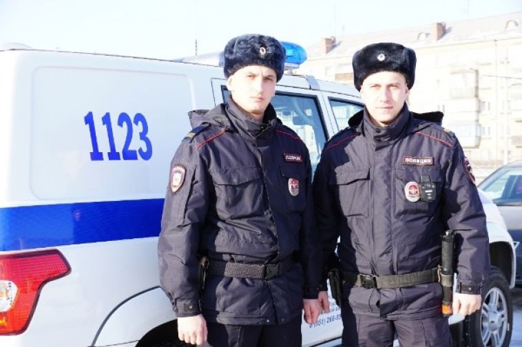 В Магнитогорске сотрудники полиции спасли мужчину, который лежал на снегу