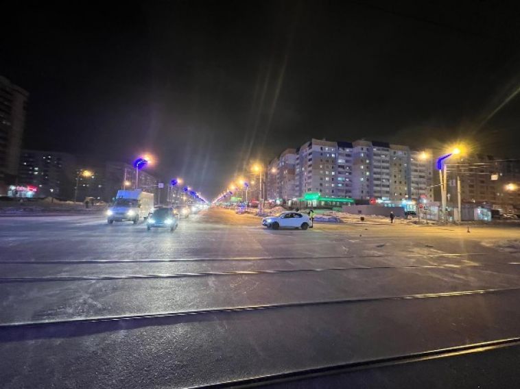 В Магнитогорске водитель сбил 15-летнюю девушку, которая перебегала дорогу на запрещающий сигнал светофора