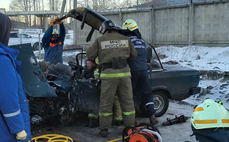 Дорога обледенела: на южноуральской трассе столкнулись два отечественных авто