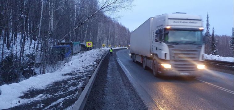 На трассе в Челябинской области грузовик съехал с дороги и опрокинулся