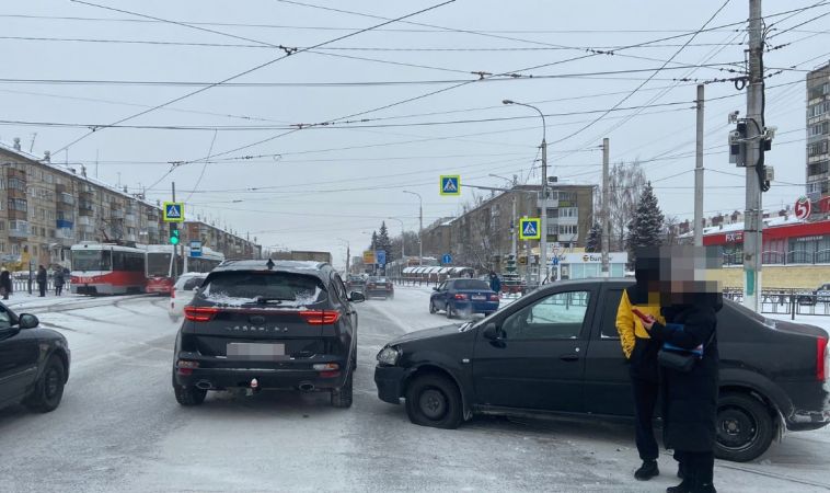 Автомобили столкнулись на рельсах