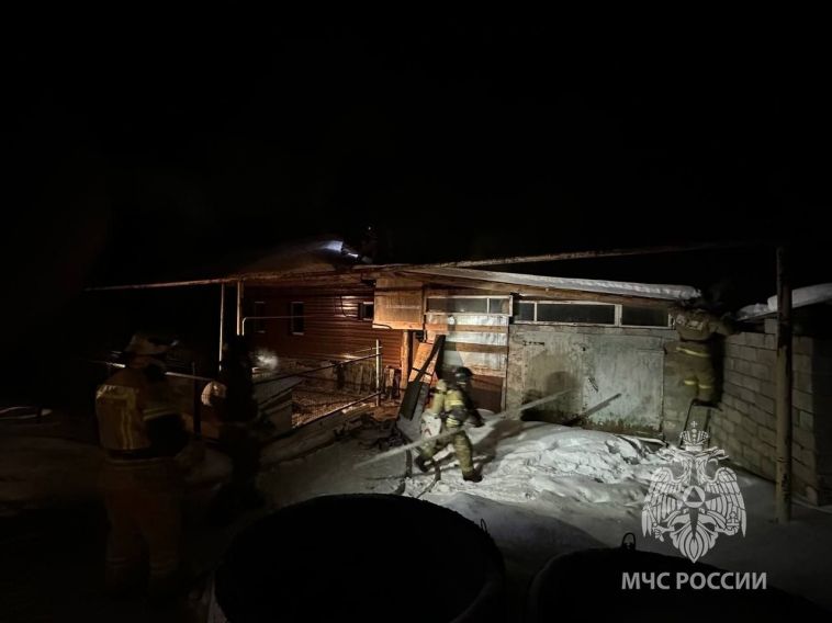 Южноуральские пожарные спасли ребенка из пожара