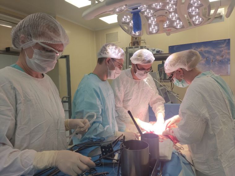 Челябинские онкологи удалили пациентке гигантскую опухоль яичника