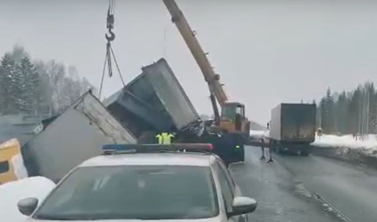 В Челябинской области сотрудники ГИБДД помогли водителю перевернувшейся на трассе фуры